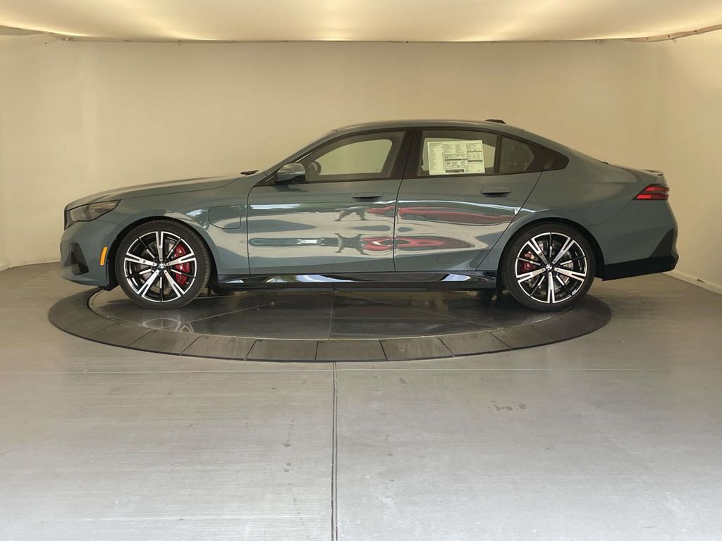 2026 Bmw 550e xDrive photo 2