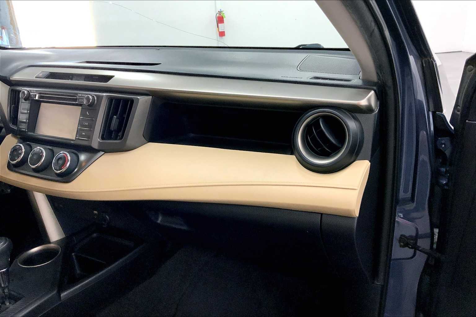 2013 Toyota RAV4 LE photo 14