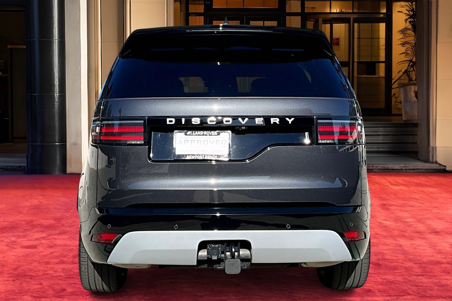 2024 Land Rover Discovery Metropolitan Edition photo 2