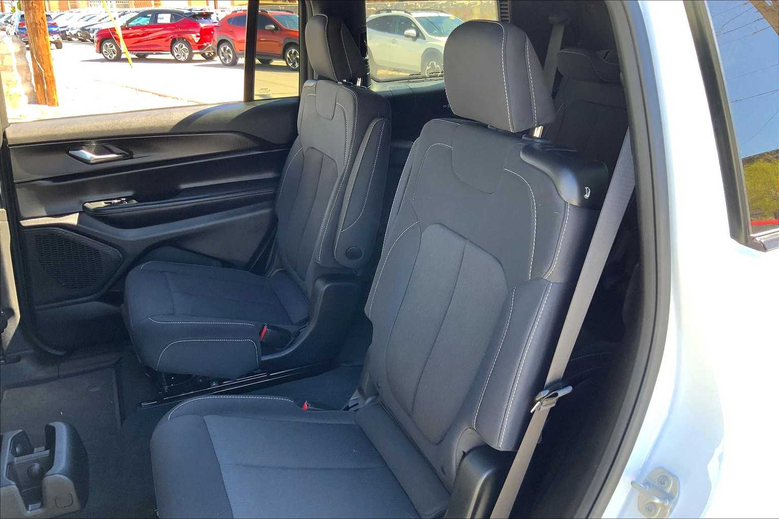 2025 Jeep Grand Cherokee Laredo X photo 19