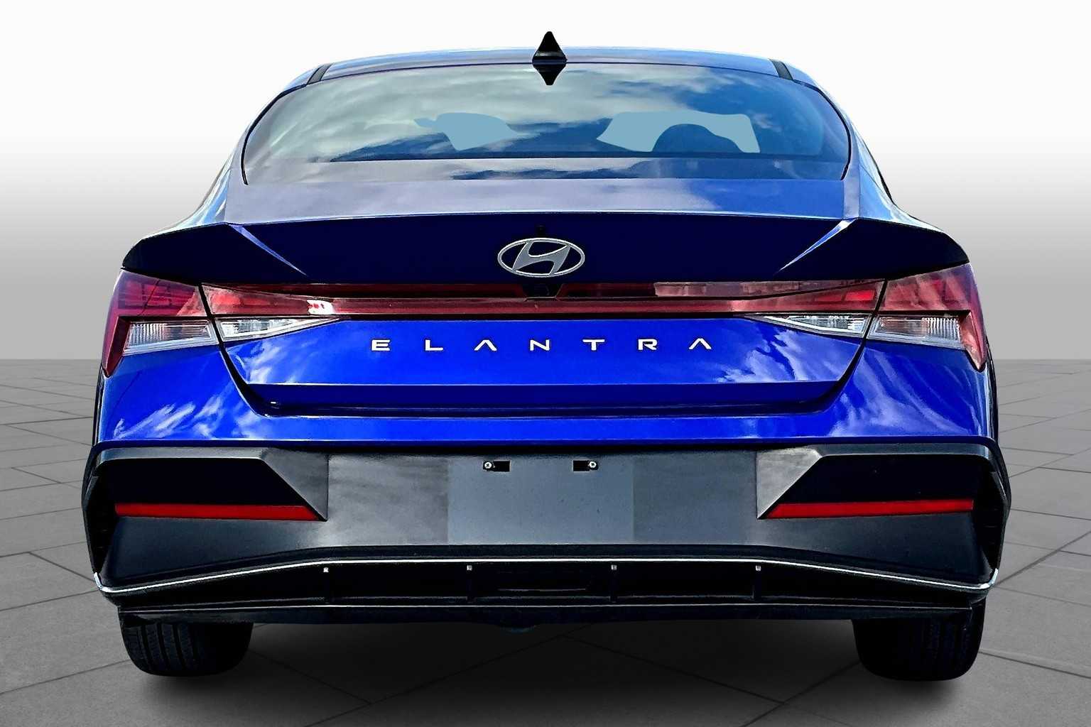 2024 Hyundai Elantra SEL Convenience photo 4