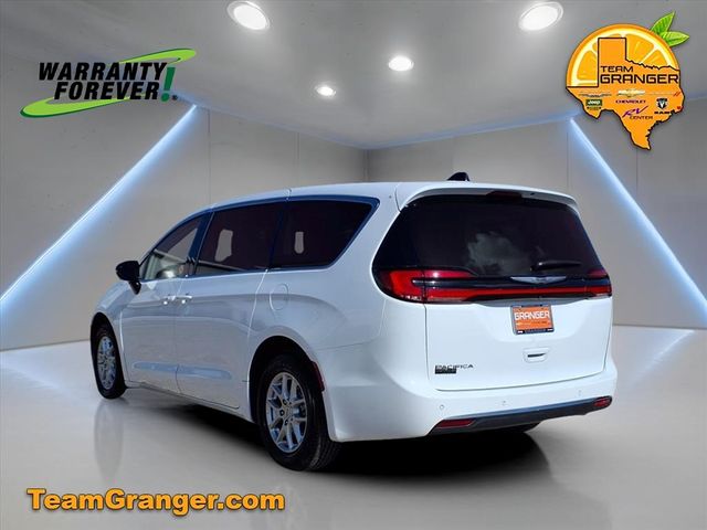 2024 Chrysler Pacifica Touring L photo 3