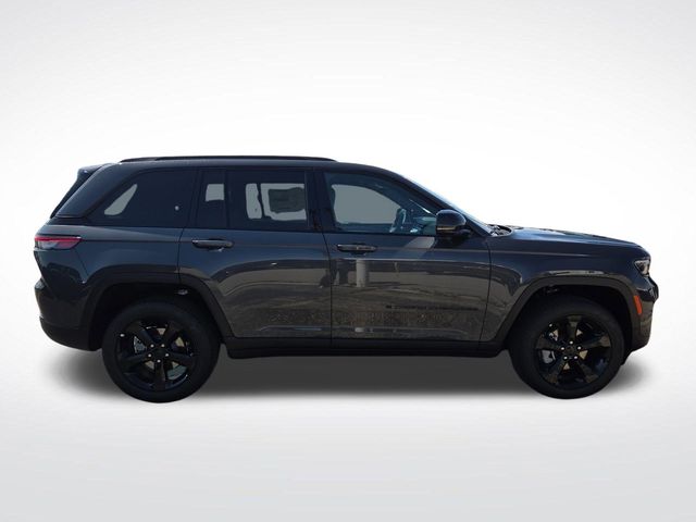 2025 Jeep Grand Cherokee Limited photo 2
