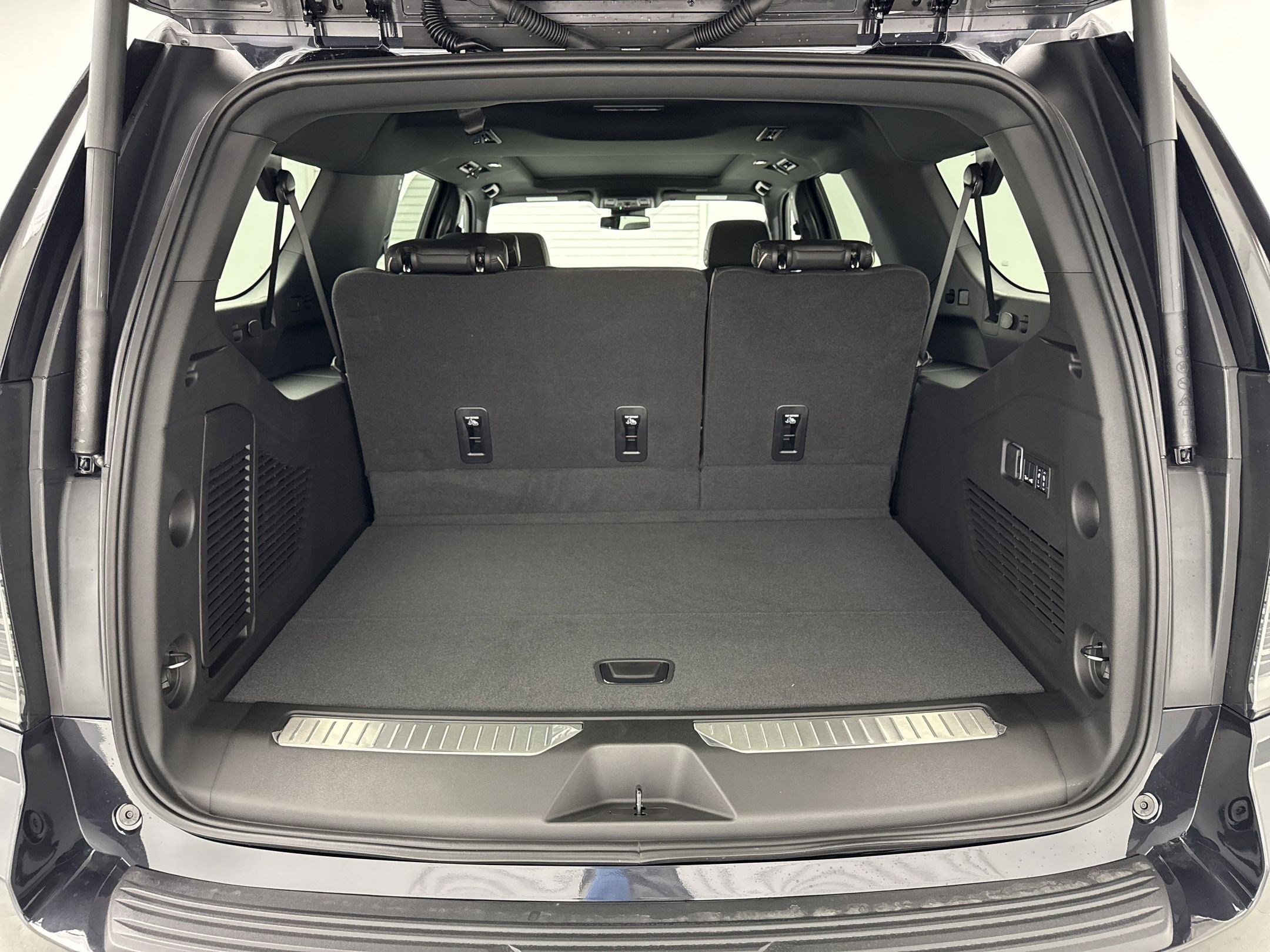 2025 Chevrolet Suburban Premier photo 17