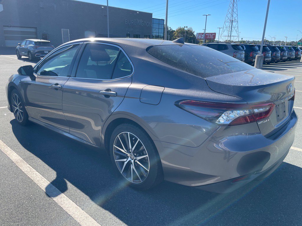 2021 Toyota Camry XLE photo 3