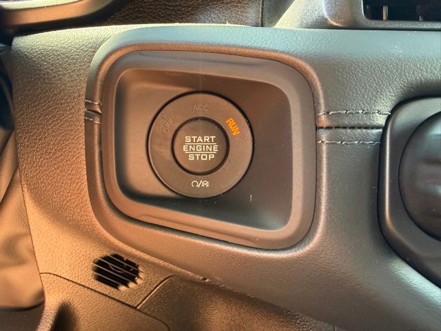 2025 Jeep Gladiator Sport photo 2