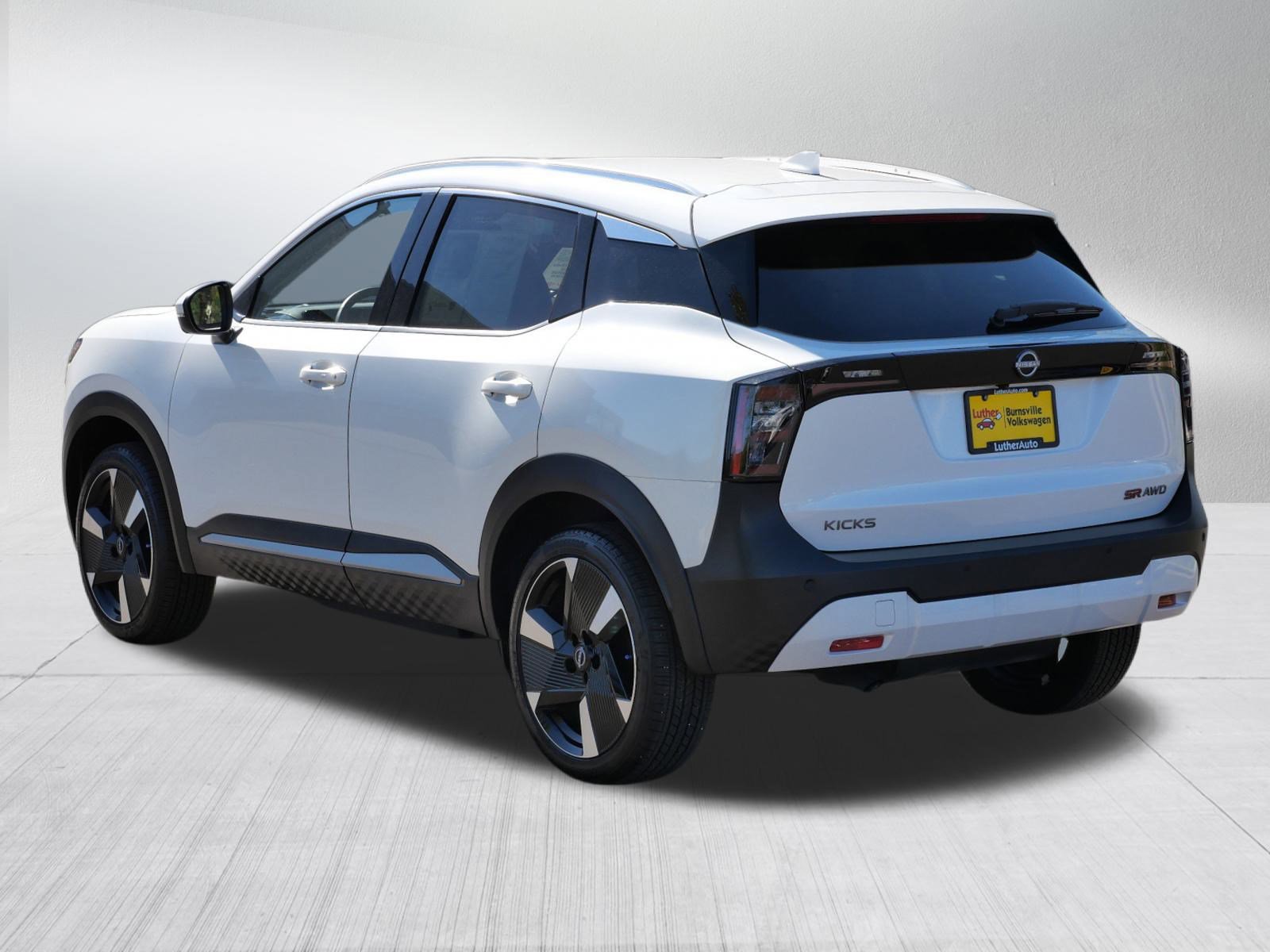 2025 Nissan Kicks SR photo 3