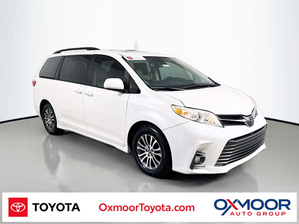2018 Toyota Sienna XLE's photo
