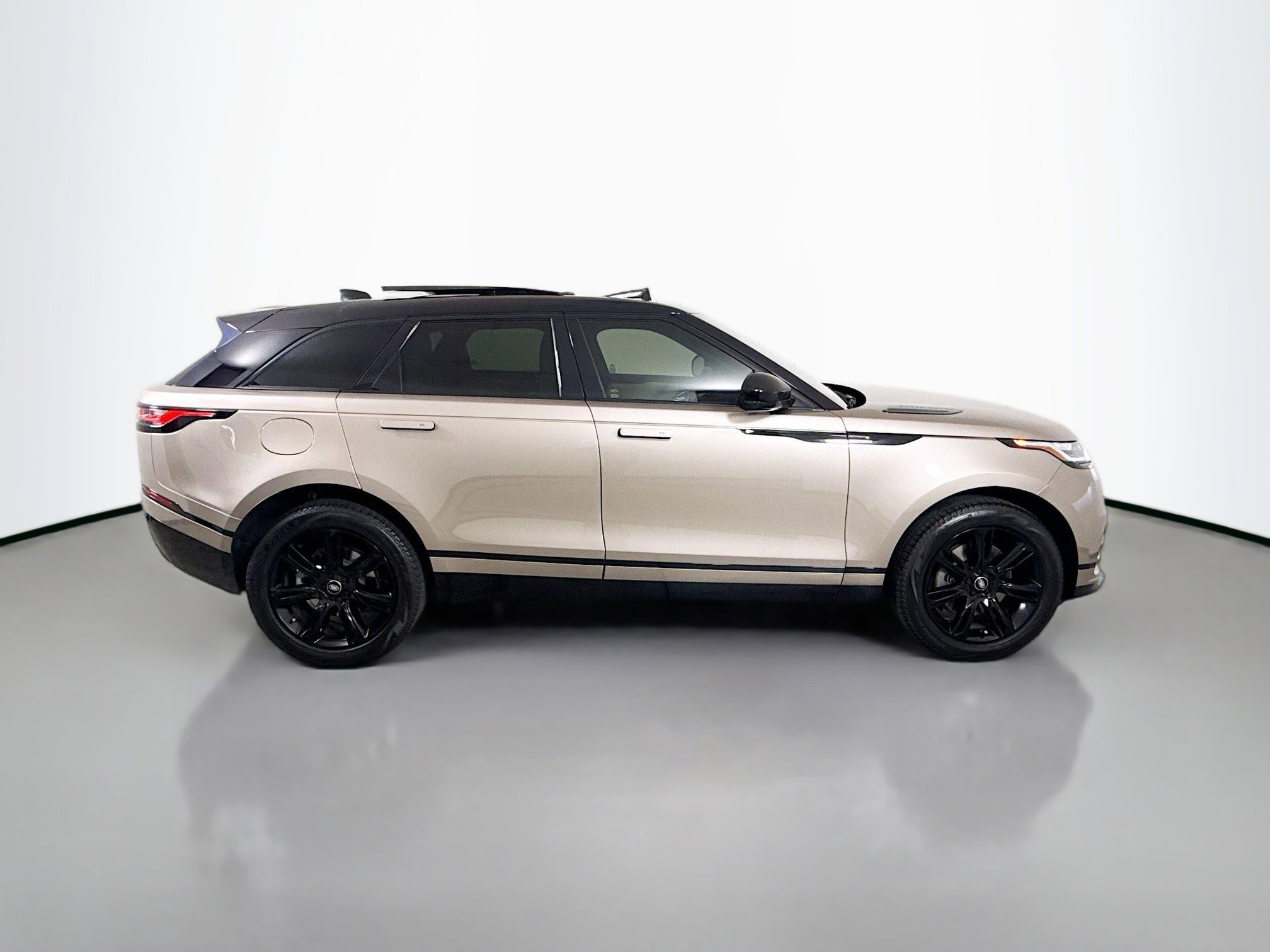 2023 Land Rover Range Rover Velar R-Dynamic S photo 4