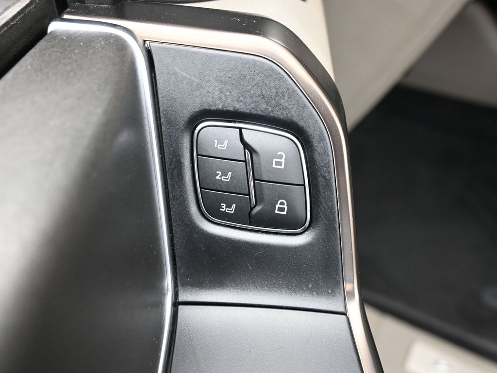 2024 Ford F-150 Platinum photo 13