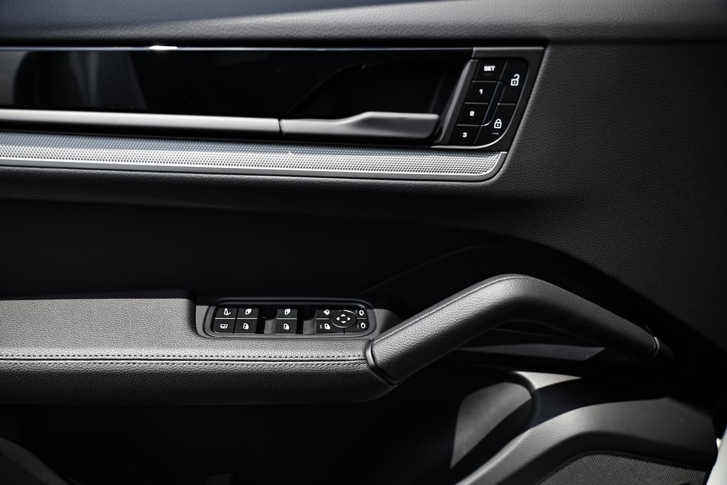 2025 Porsche Cayenne S E-Hybrid photo 18