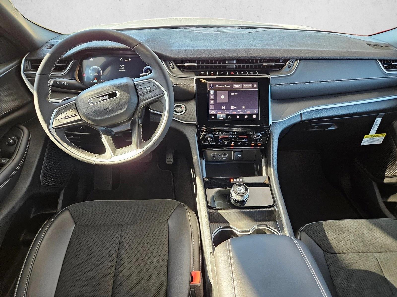 2025 Jeep Grand Cherokee Laredo photo 3