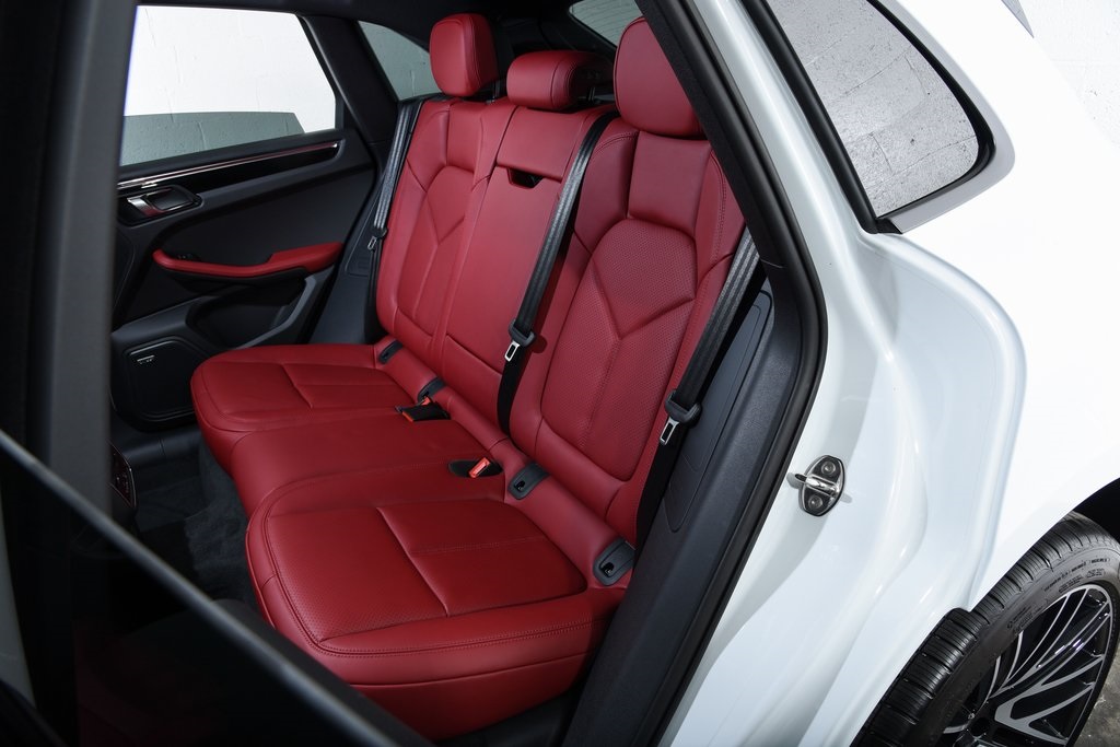 2026 Porsche Macan T photo 38