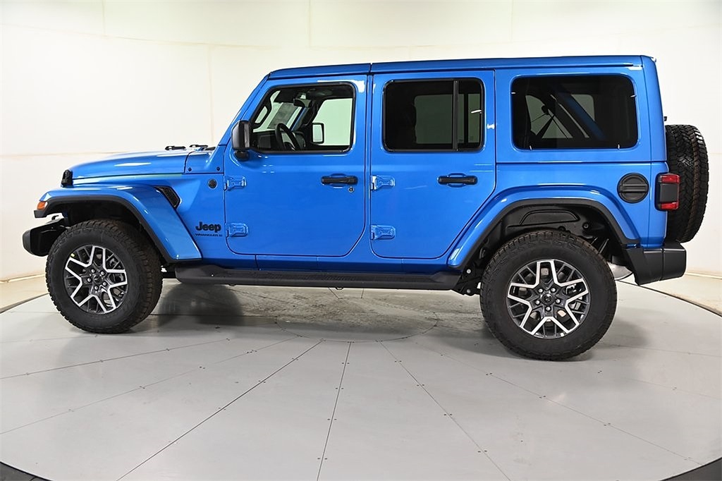 2025 Jeep Wrangler Sahara photo 4