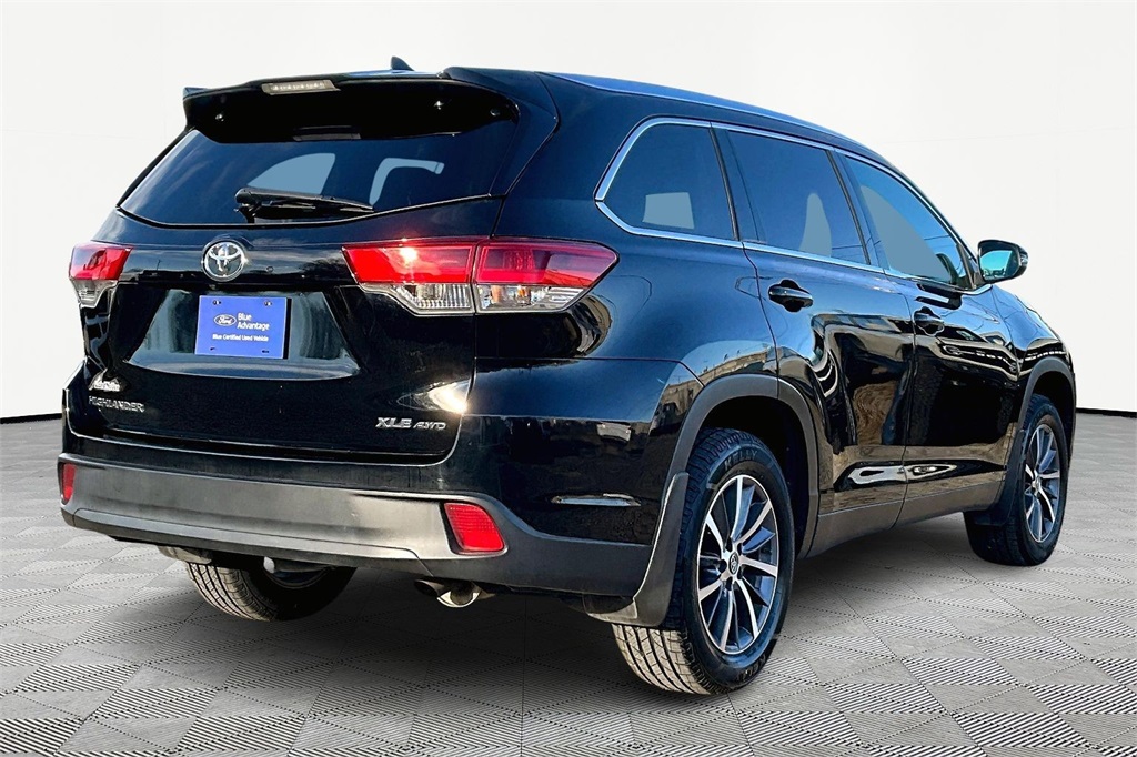 Used 2019 Toyota Highlander XLE with VIN 5TDJZRFH7KS576695 for sale in Kansas City