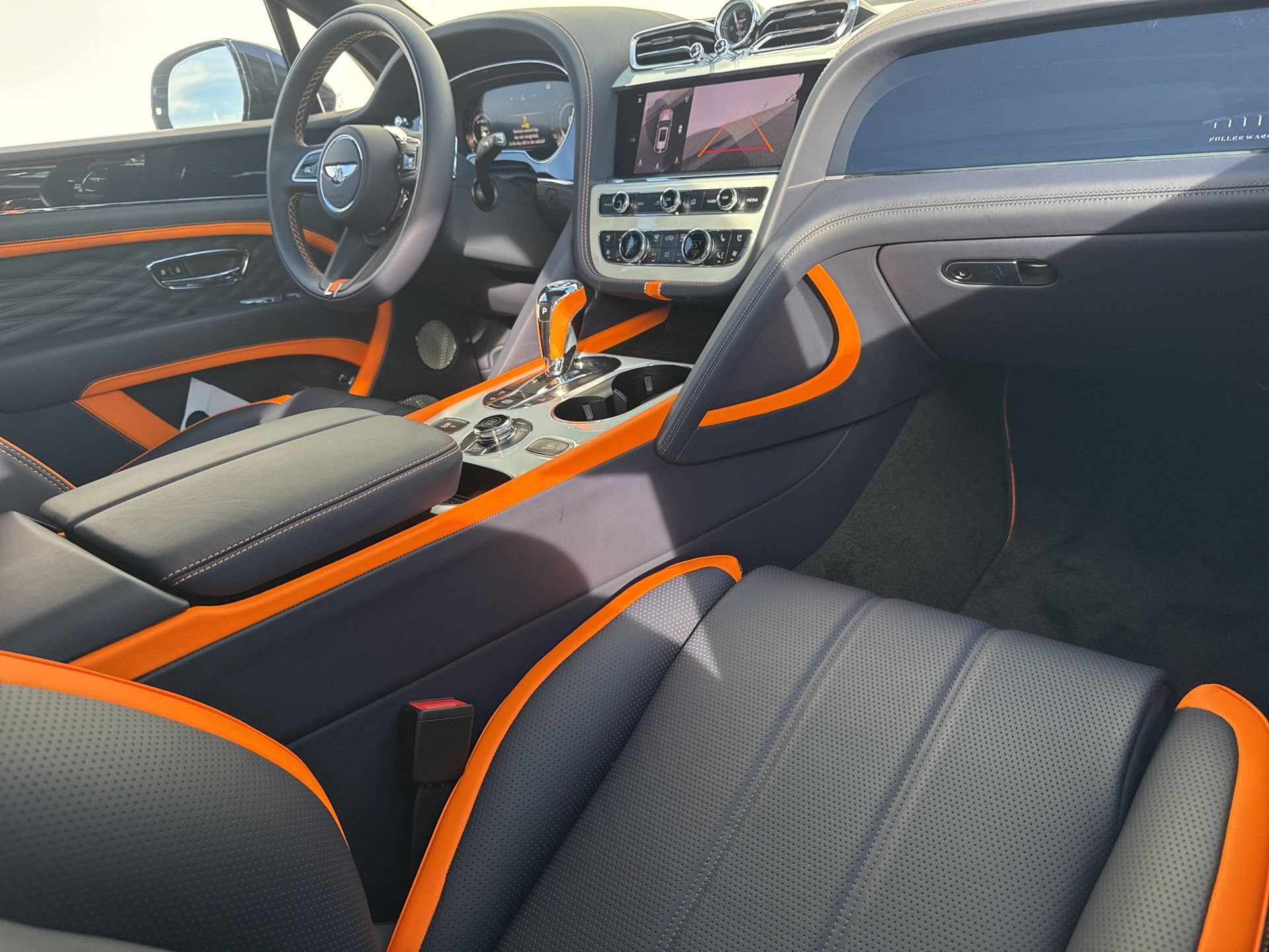 2024 Bentley Bentayga V8 photo 2