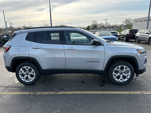 2025 Jeep Compass Latitude photo 4