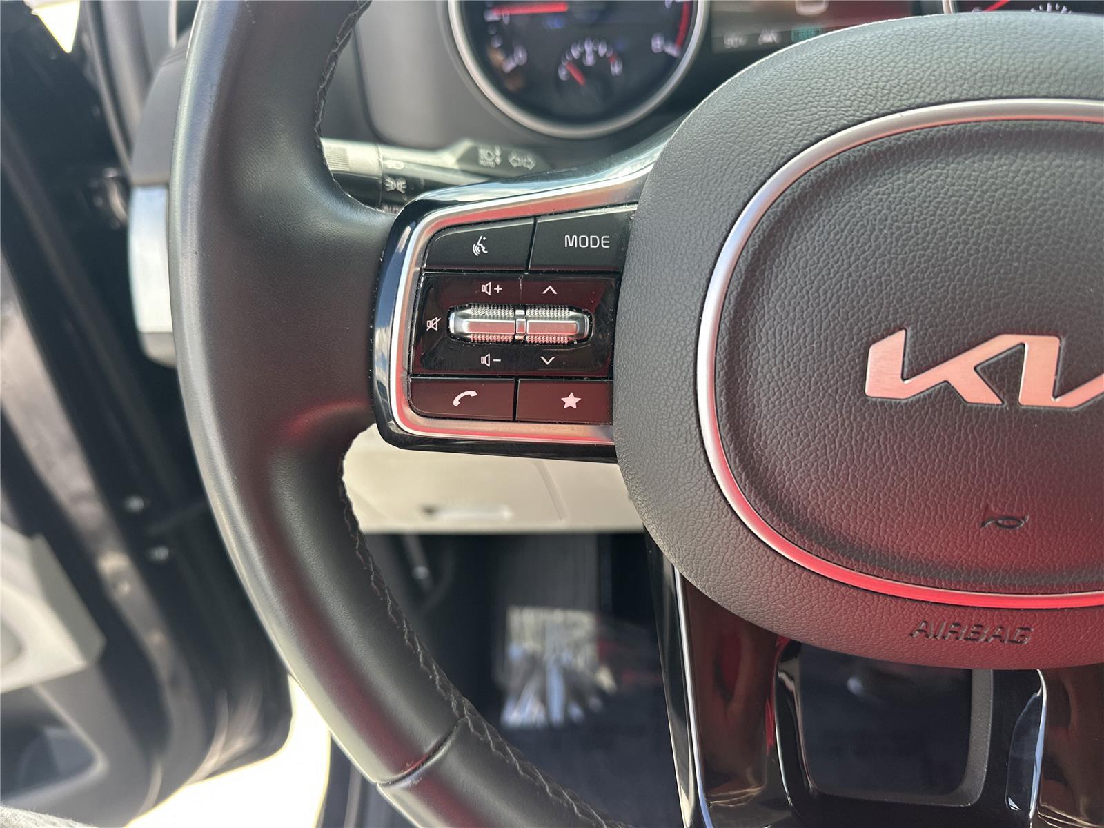 2024 Kia Carnival LX photo 9