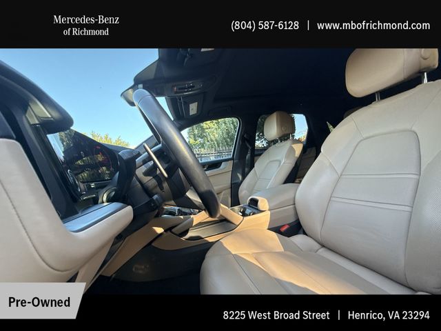 2024 Porsche Cayenne Base photo 4