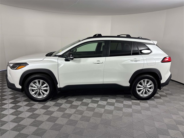 2025 Toyota Corolla Cross LE photo 2