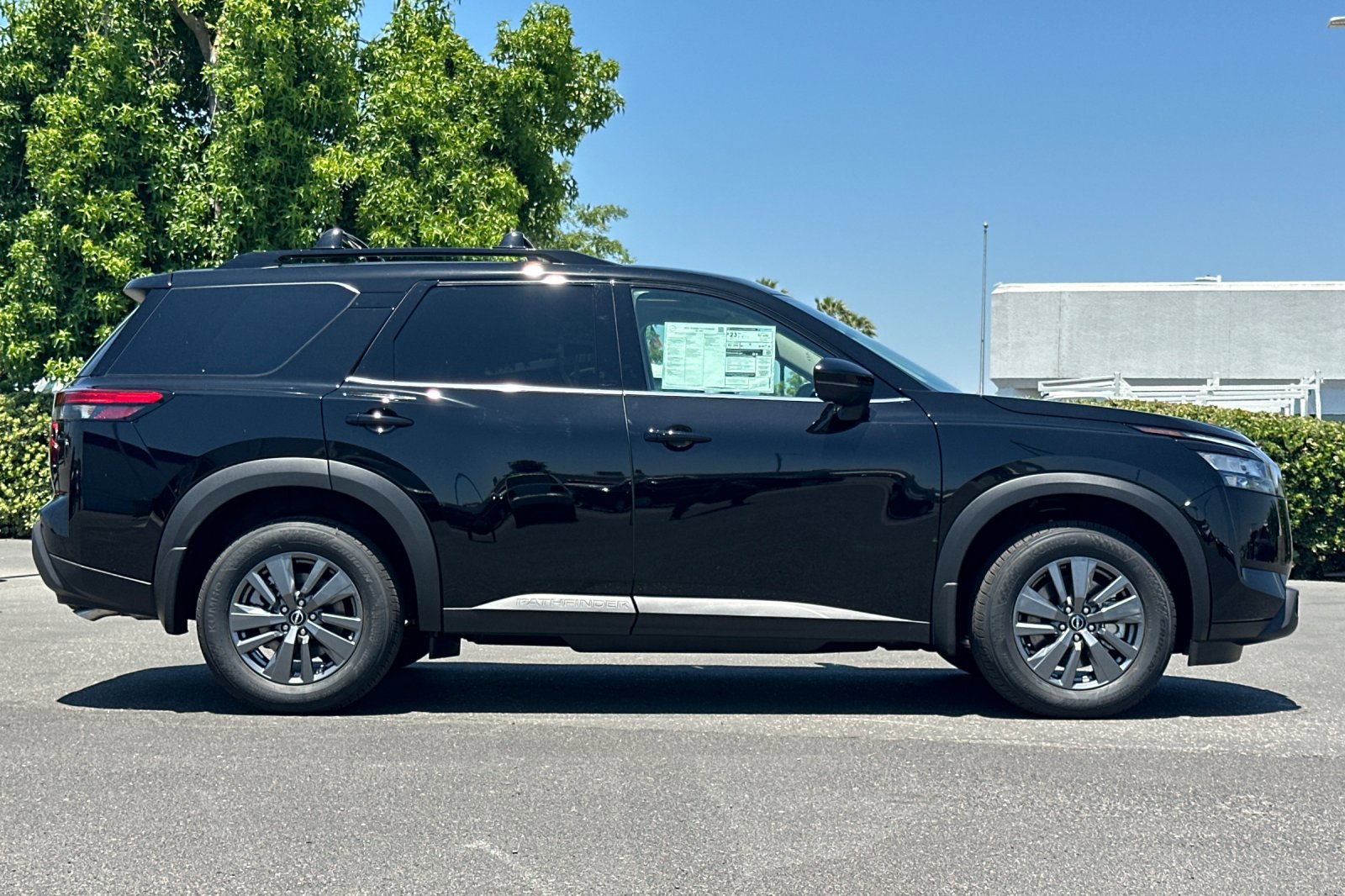 2025 Nissan Pathfinder SV photo 2