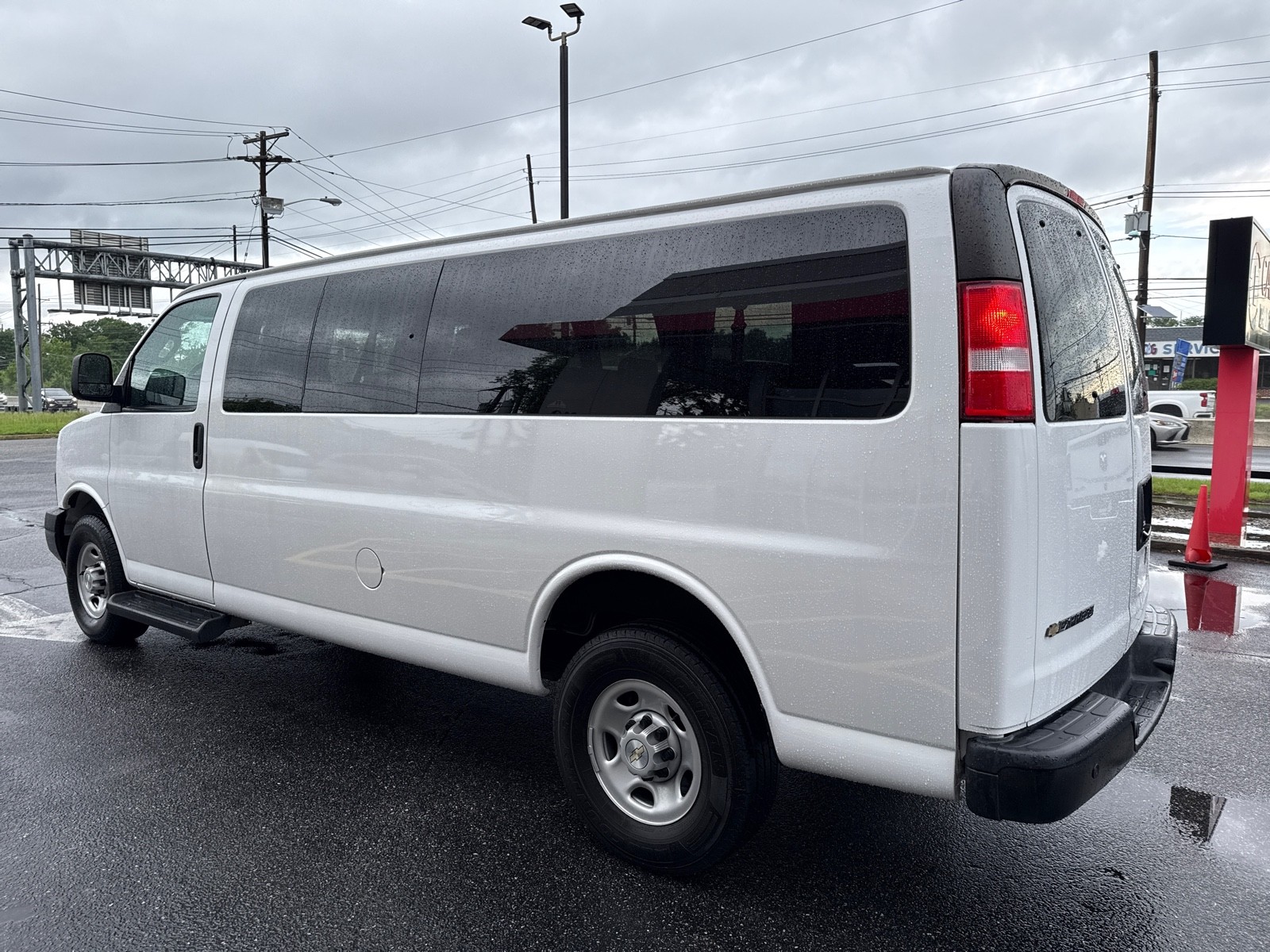 2022 Chevrolet Express 3500 Passenger LS photo 5