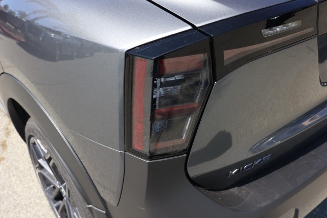 2026 Nissan Kicks SR photo 3