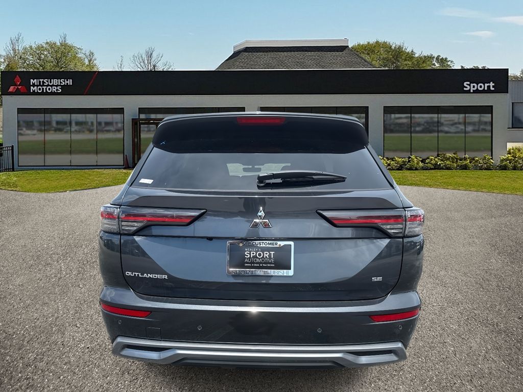 2025 Mitsubishi Outlander SE photo 4