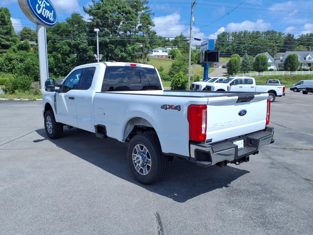 2025 Ford F-350 XLT photo 3
