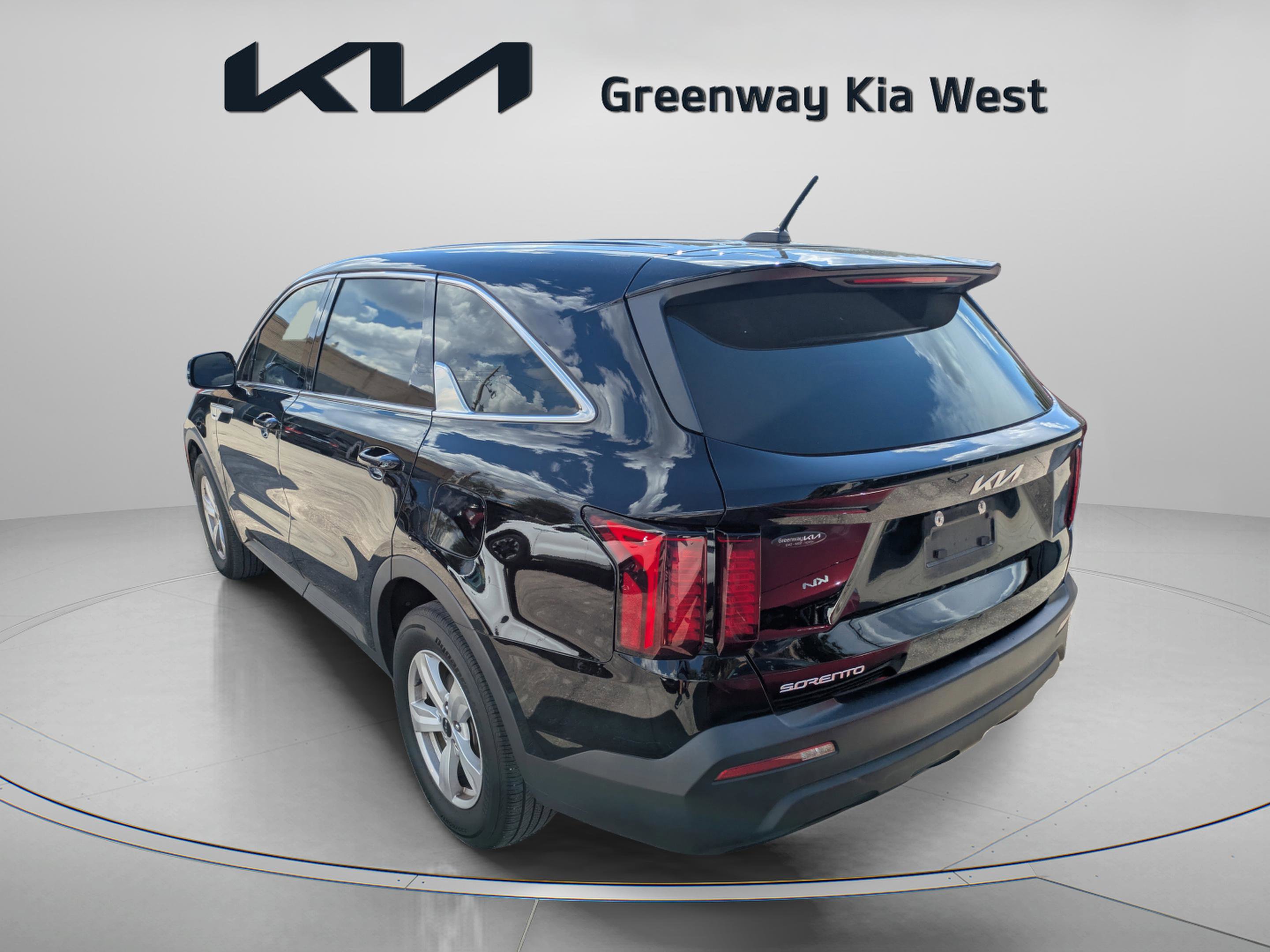 2023 Kia Sorento LX photo 3