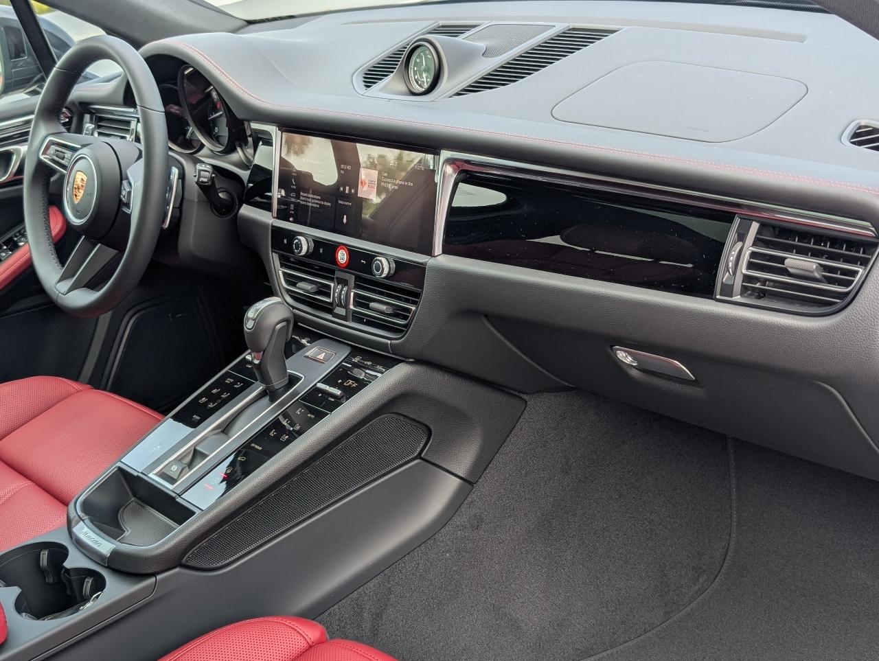2025 Porsche Macan T photo 13