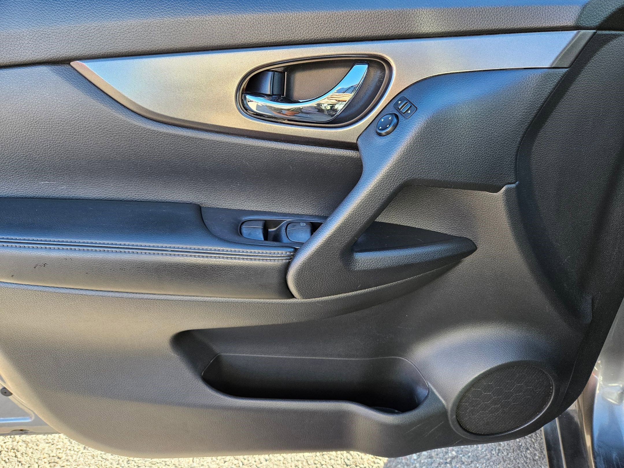 2015 Nissan Rogue SV photo 11