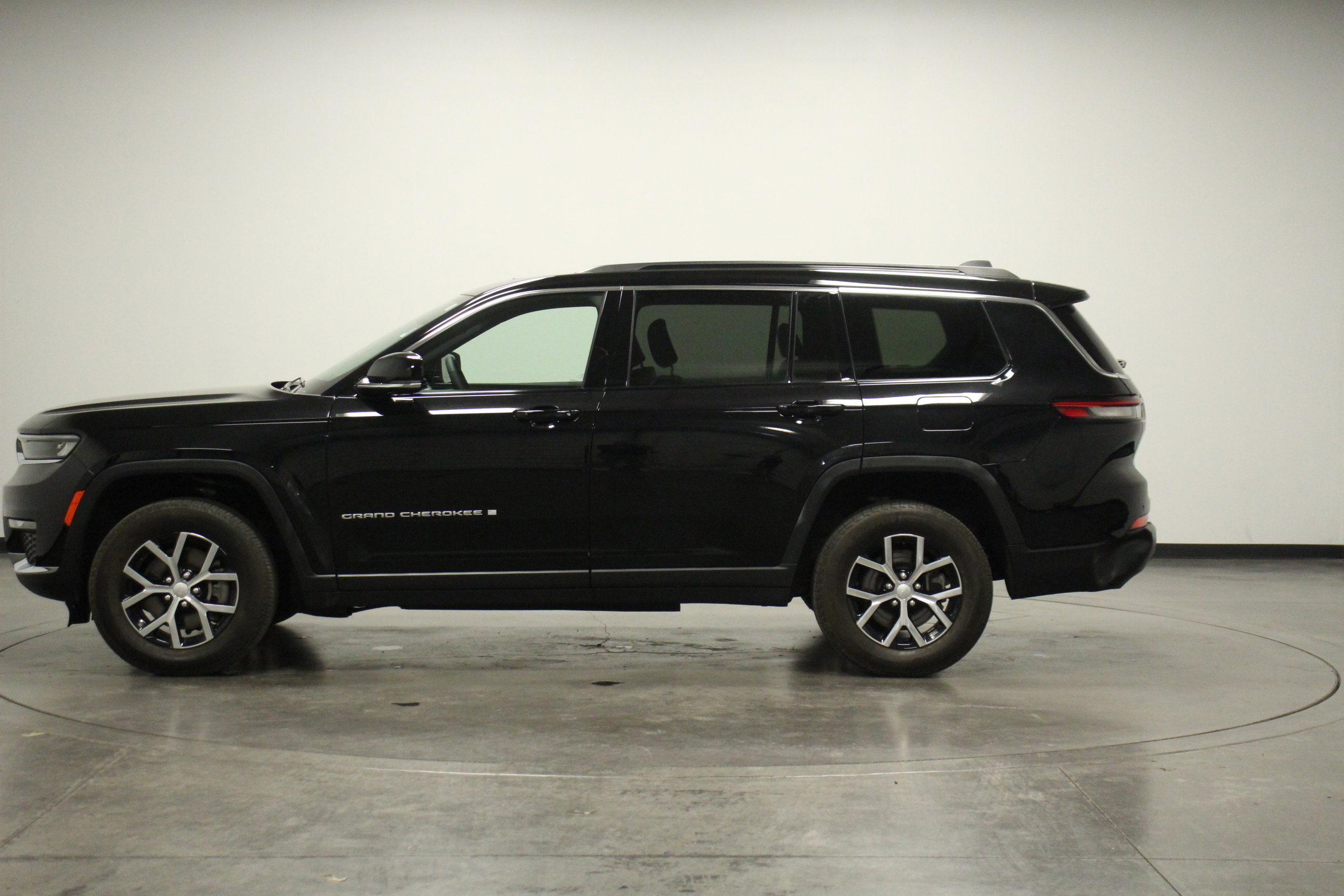 2024 Jeep Grand Cherokee Limited photo 2