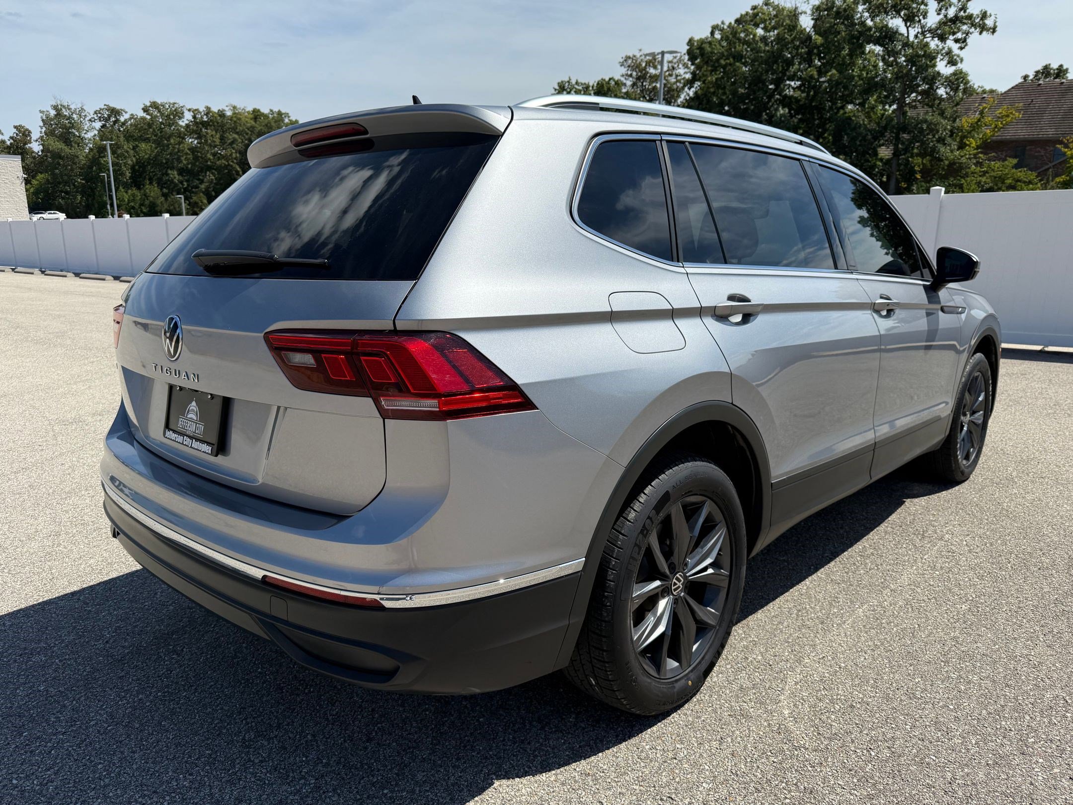 2023 Volkswagen Tiguan SE photo 9
