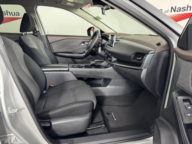 2023 Nissan Rogue SV photo 2