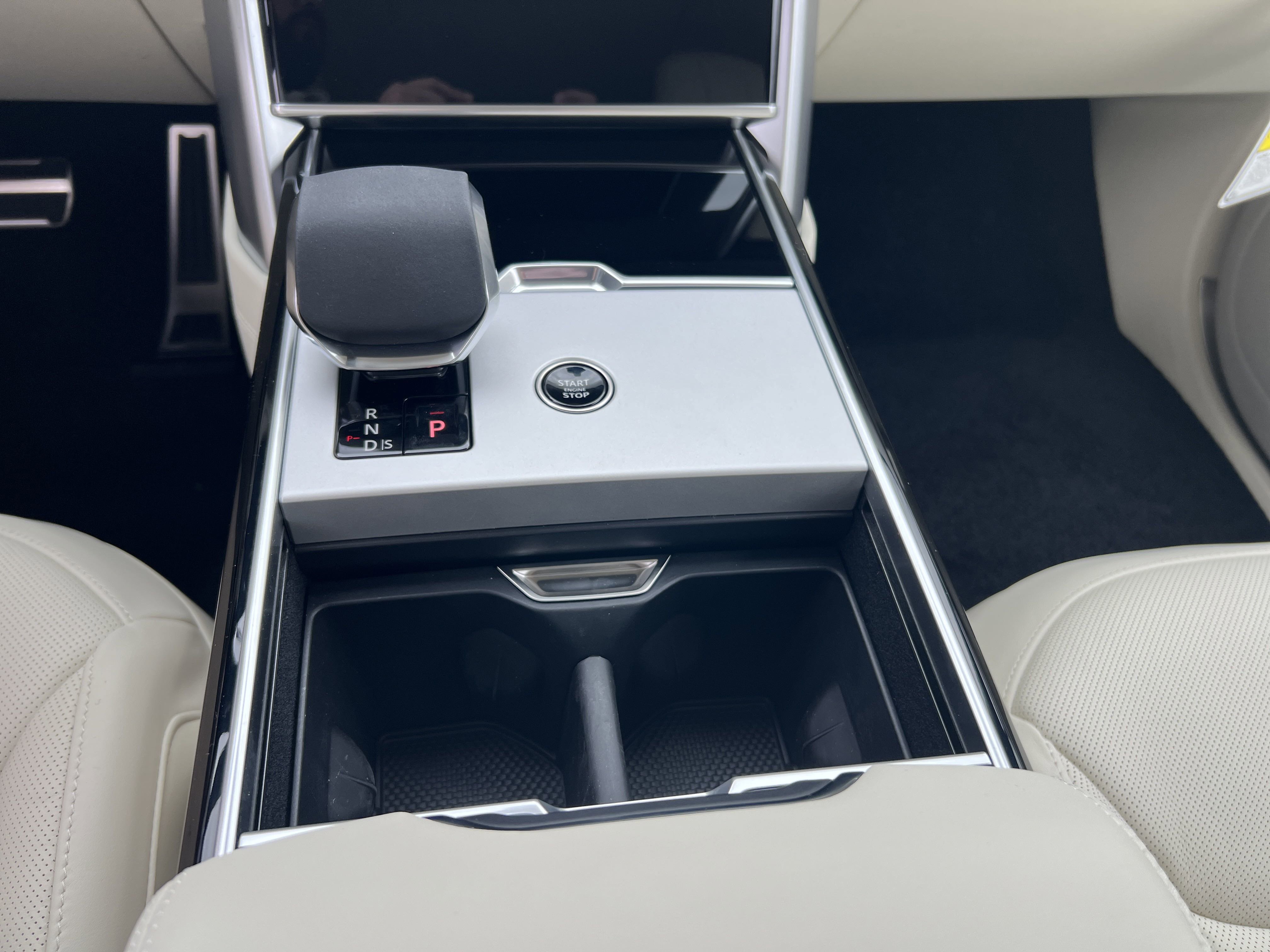 2025 Land Rover Range Rover SE photo 5