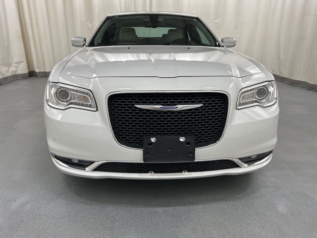 2018 Chrysler 300 Touring photo 2