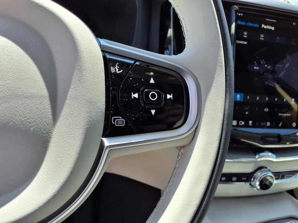 2025 Volvo XC60 Plus photo 16