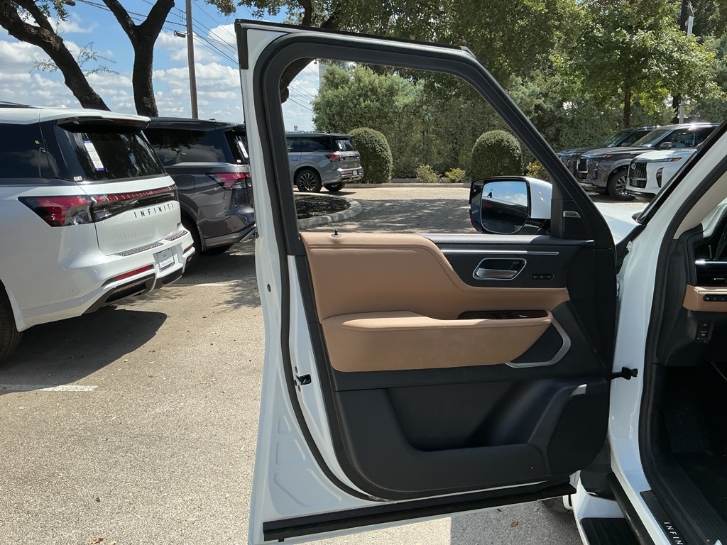 2026 Infiniti QX80 Luxe photo 18