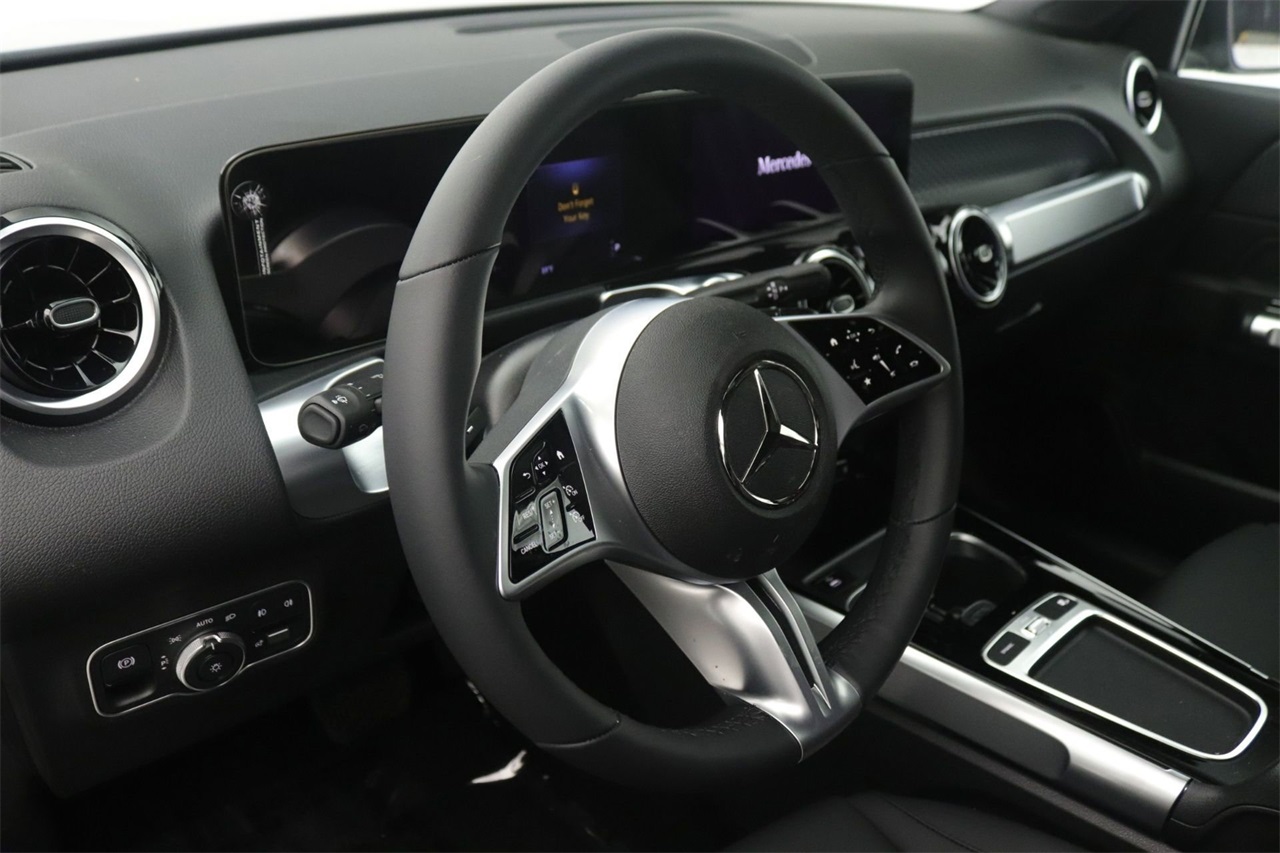 2025 Mercedes Benz GLB 250 photo 4