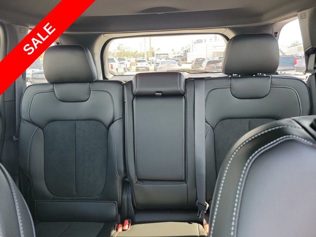2025 Jeep Grand Cherokee Altitude photo 13
