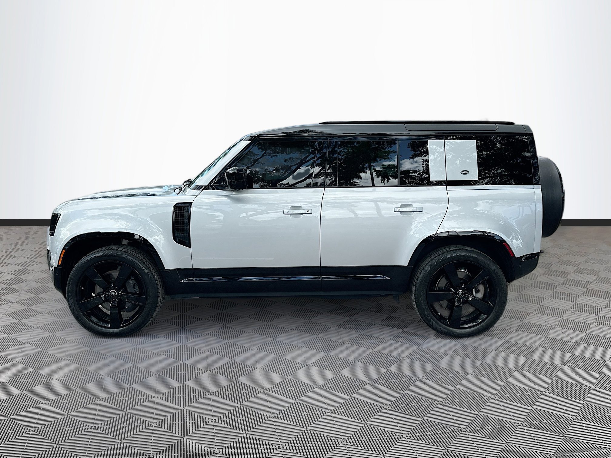 2023 Land Rover Defender X-Dynamic SE photo 2