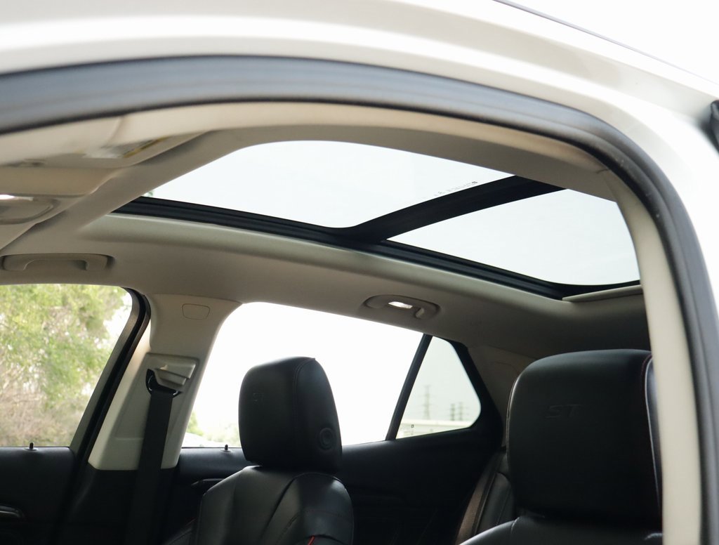 Used 2022 Summit White Buick Essence image 23