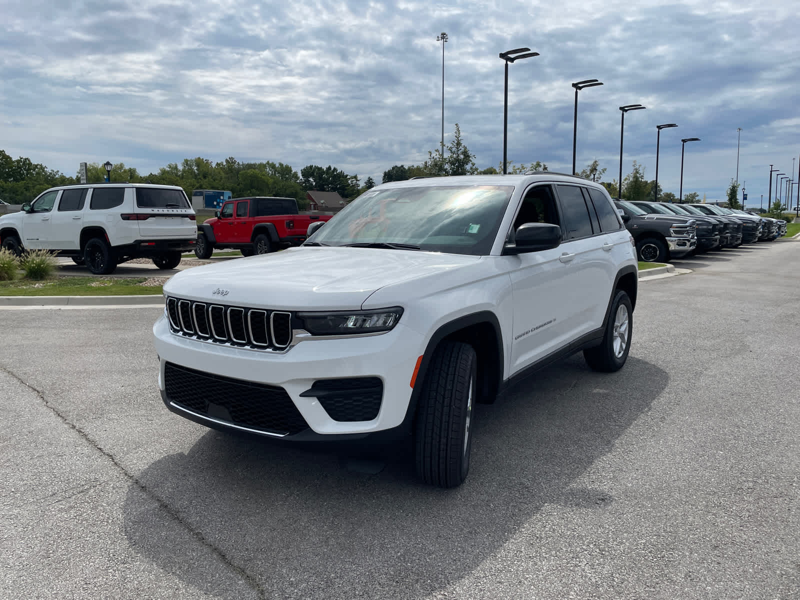 2025 Jeep Grand Cherokee Laredo X photo 3