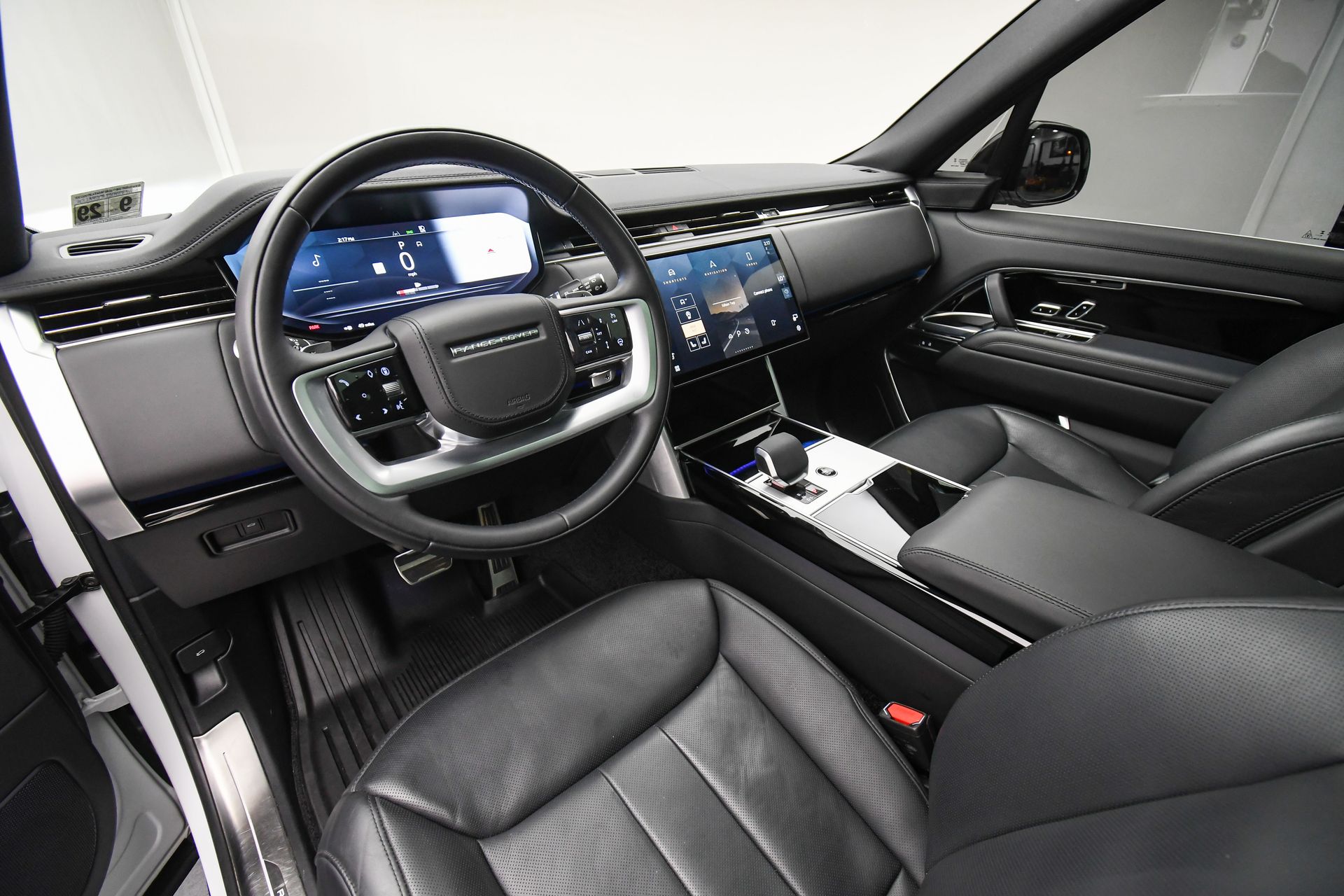 2025 Land Rover Range Rover SE photo 13