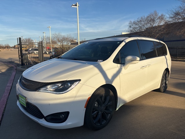 2018 Chrysler Pacifica Limited's photo