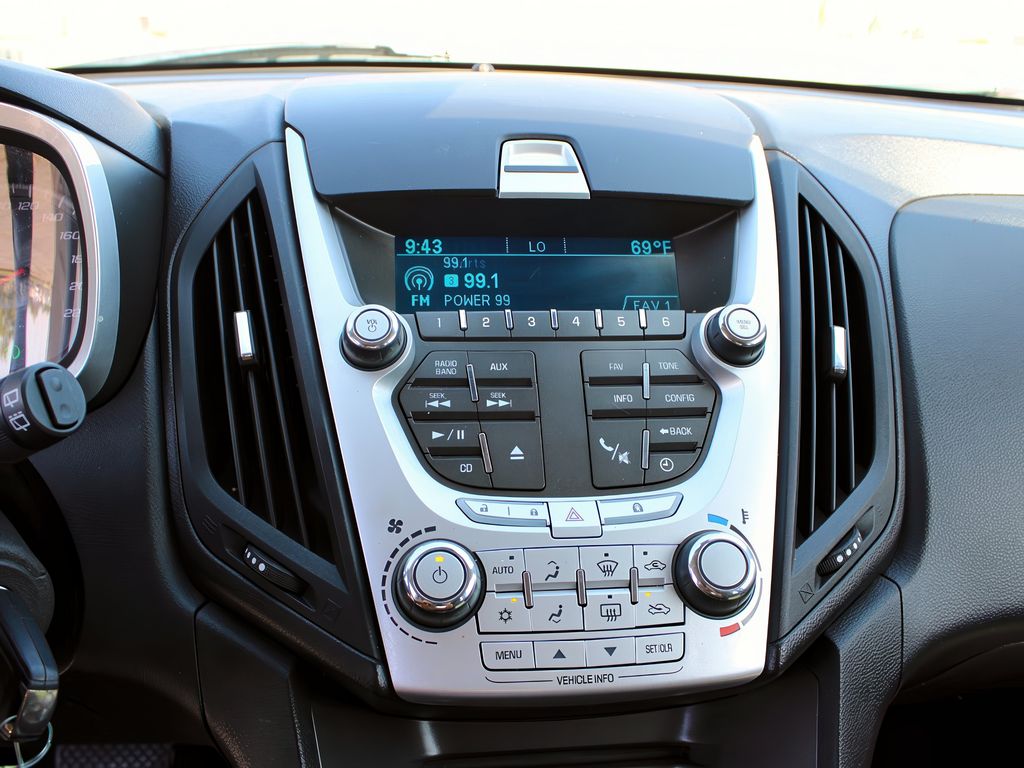 2011 Chevrolet Equinox photo 16