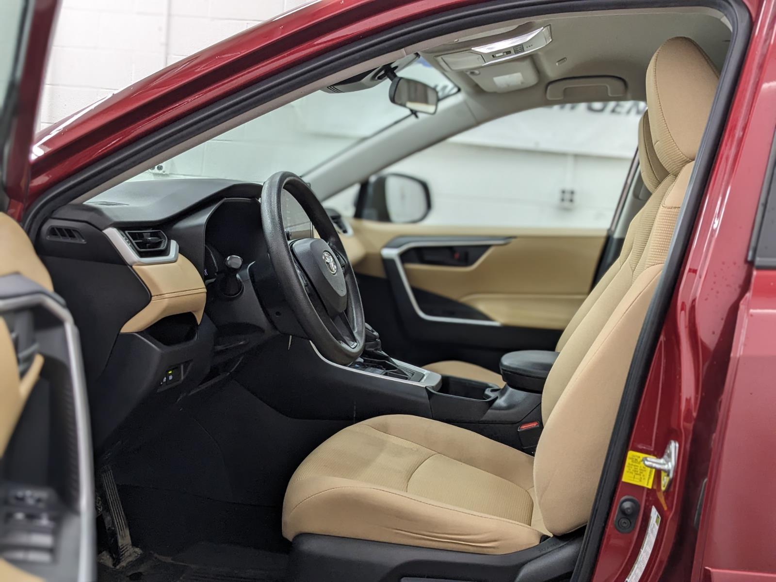 2023 Toyota RAV4 LE photo 3