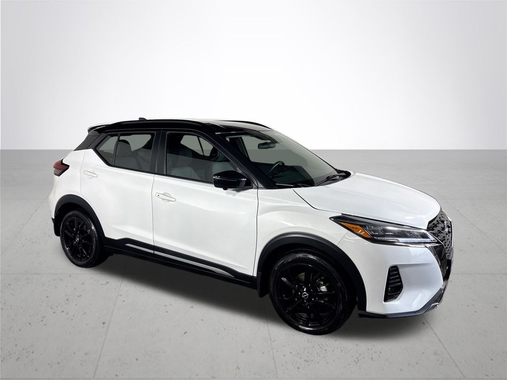 2023 Nissan Kicks SR photo 3