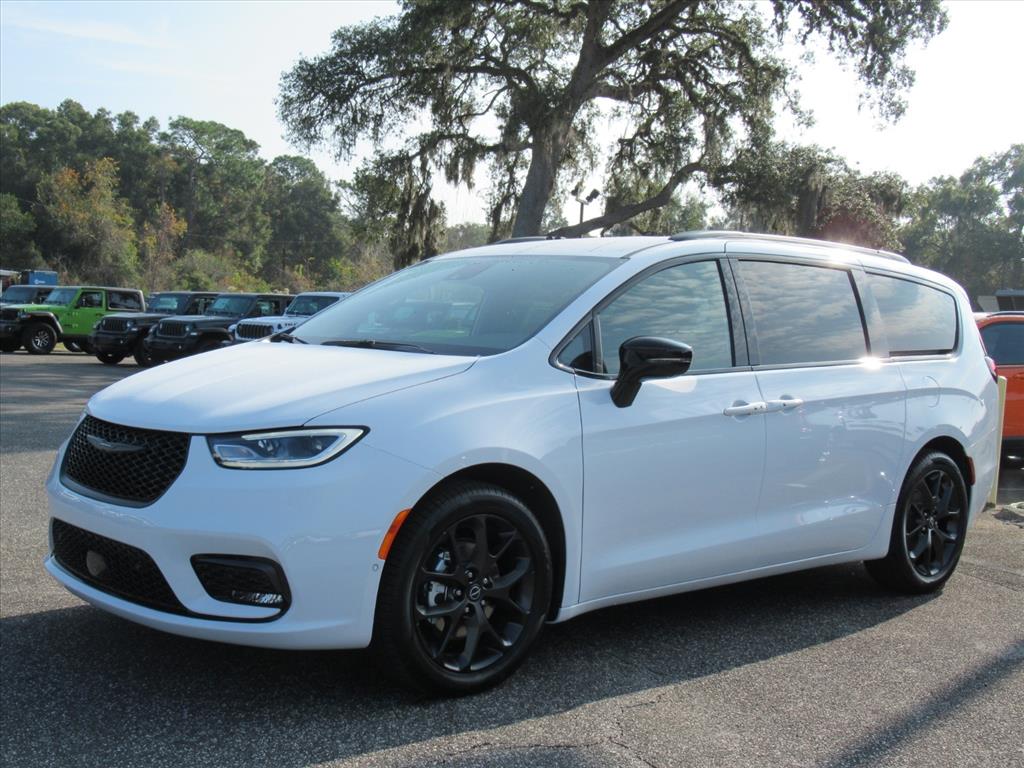 2026 Chrysler Pacifica photo 3